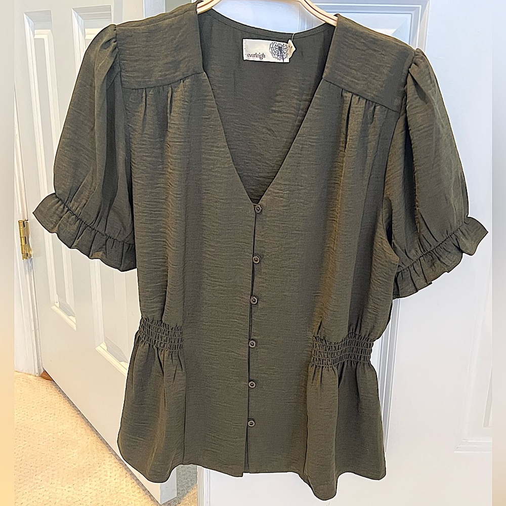 Women’s New Everleigh medium light weight short sleeved shirt.